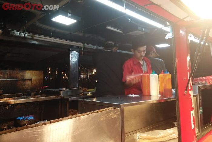 Isuzu Elf dirombak jadi food truck