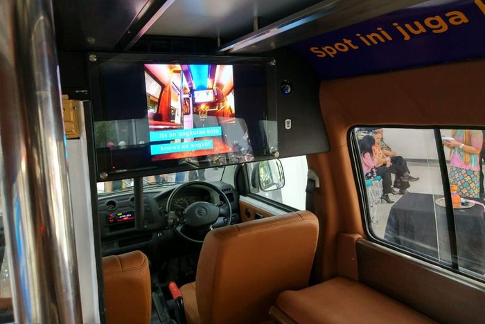 TV layar datar jadi suguhan hiburan di kabin