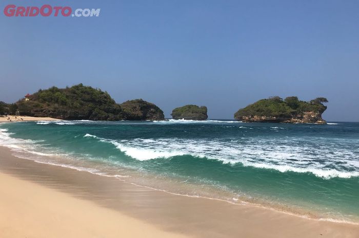 View surga di pantai Pasir Putih, Pacitan