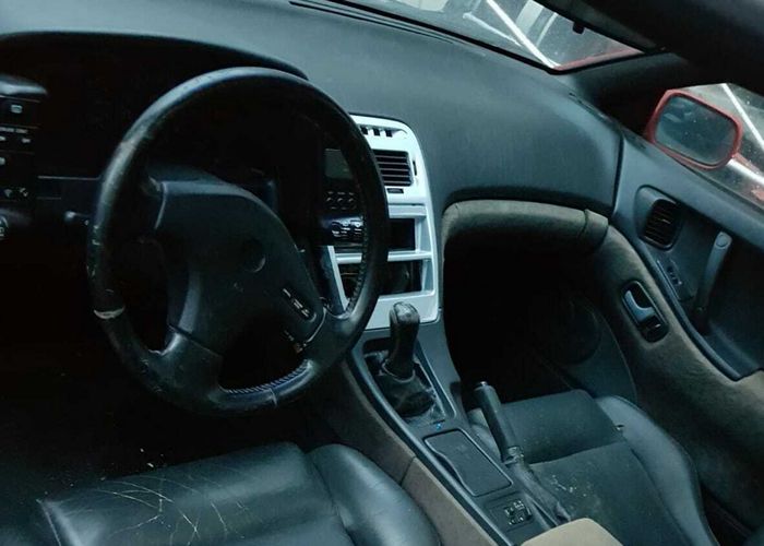 Kabin Nissan 300ZX ala Testarossa masih standar, termasuk mesin VG30DETT