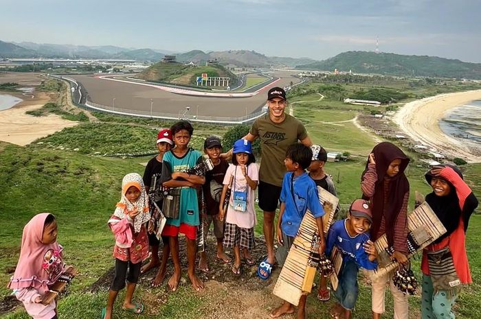 Michael Ruben Rinaldi bagikan momen bersama bocah penjual gelang di Mandalika sebelum beraksi di WSBK Indonesia 2022