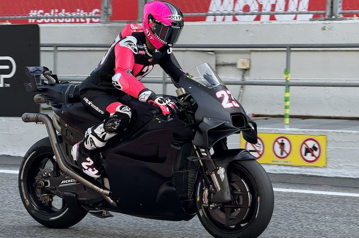 Enea Bastianini hancurkan motor baru KTM RC16 di tes MotoGP Barcelona