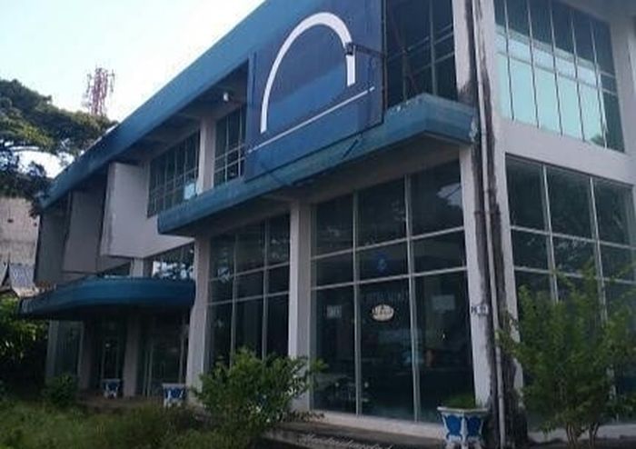 Gedung bekas dealer Mercedes-Benz di Makassar, Sulawesi selatan yang sudah tidak beroperasi sejak 1982.