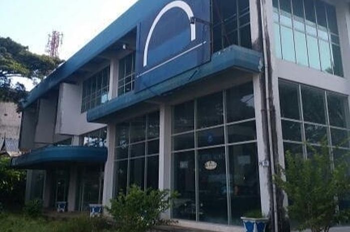 Gedung bekas dealer Mercedes-Benz di Makassar, Sulawesi selatan yang sudah tidak beroperasi sejak 1982.