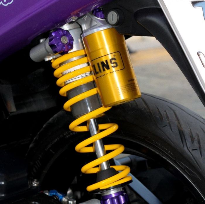 Shock belakangnya diganti dengan Ohlins