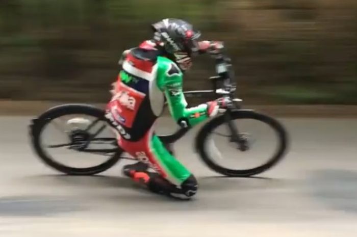 Aksi Scott Redding menikung dengan gaya knee down di atas sepeda gunung