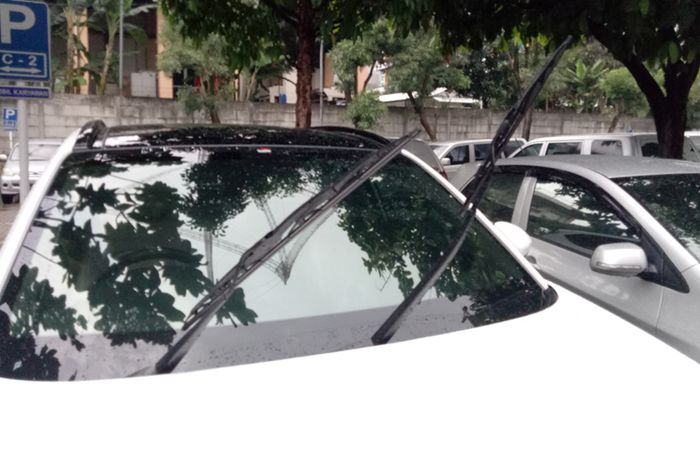 Jangan biasakan mengangkat wiper mobil saat parkir