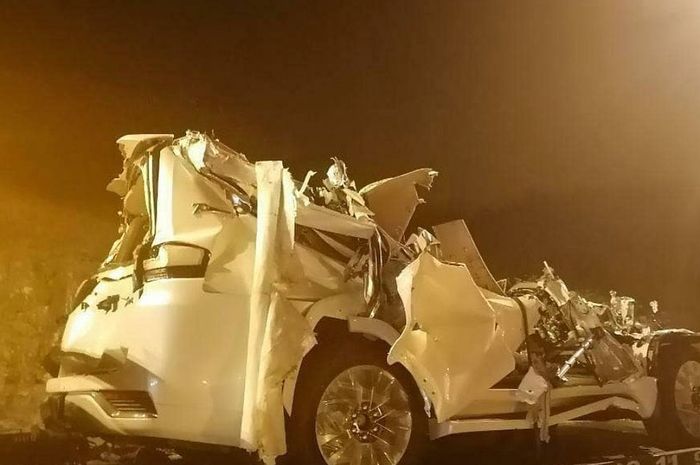 Toyota Land Cruiser 300 diangkut towing setelah hancur saat proses pengiriman ke dealer di Oman