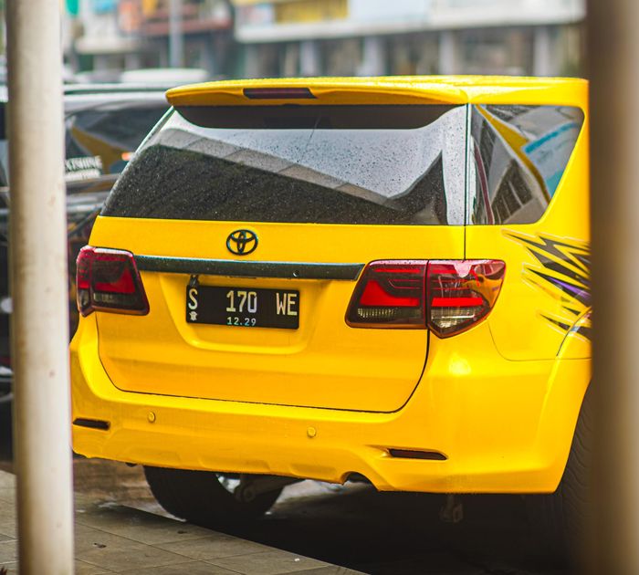 Bagian belakang Toyota Fortuner juga kena sentuhan modifikasi, termasuk lampu