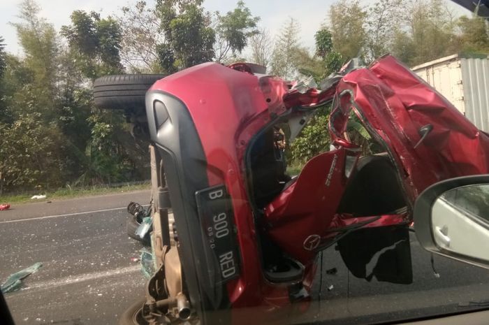 Mobil Mazda yang alami kecelakaan parah di di ruas Jalan Tol Jakarta- Tangerang Kilometer 21.200 A B