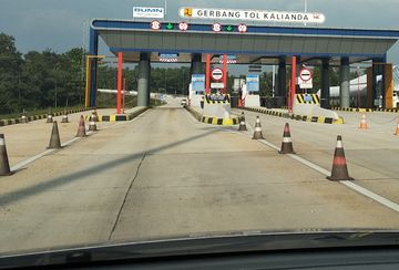 Masuk tol Kalianda, perjalanan lewat lintas lama, setengahnya lewat tol