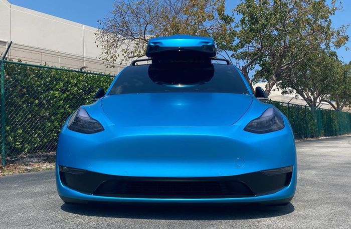 Tesla Model Y dibuat lebih segar dengan wrapping warna biru
