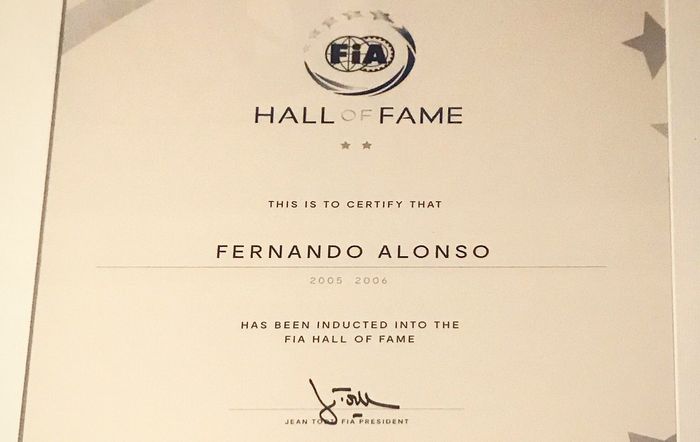 Juara dunia F1 2005 dan 2006 Fernando Alonso dengan bangga menunjukkan setifikat FIA Hall of Fame