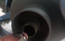 Gak Perlu Panik, Ternyata Ini Penyebab Ujung Knalpot Motor Ada Oli Mesin