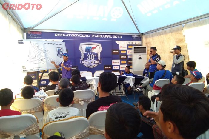Galang Hendra saat memberikan materi coaching clinic di Yamaha Cup Race Boyolali