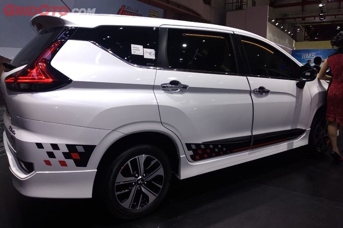 Ornamen checkered flad di bodi