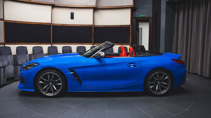 Laburan cat warna Misano Blue Metallic membuat BMW Z4 lebih segar
