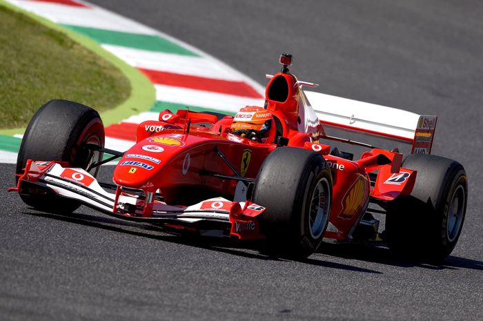 Mick Schumacher mengemudikan Ferrari F200 milik ayahnya, Michael Schumacher di sirkuit Mugello pada F1 Tuscan 2020