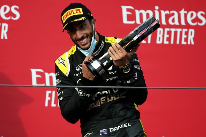 Pembalap tim Renault, Daniel Ricciardo saat naik podium di F1 Emilia Romagna 2020