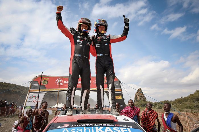 Kalle Rovanpera (kanan) dan co-driver Jonne Halttunen terus memimpin klasemen pereli setelah menang di Reli Safari 2022
