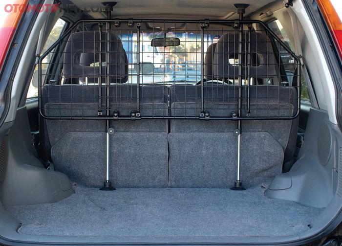 Untuk mobil jenis MPV, SUV maupun station wagon, bisa manfaatkan ruang paling belakang untuk menempatkan hewan peliharaan