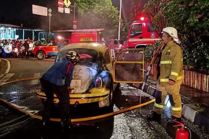 Petugas berhasil memadamkan api yang membakar ruang mesin VW Kodok di Jalan Raya Ragunan, Pasar Minggu, Jaksel