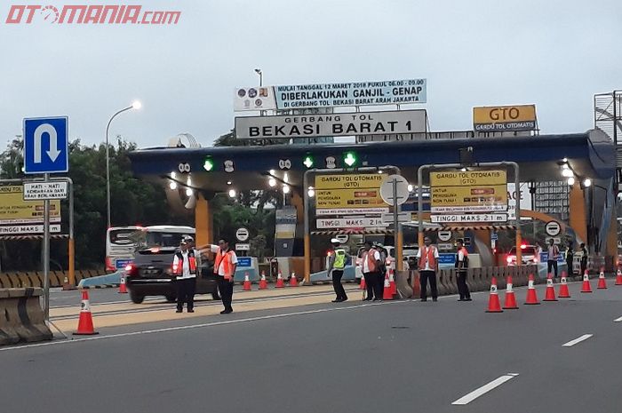 Kondisi gerbang tol Bekasi Barat di hari pertama kebijakan ganjil genap