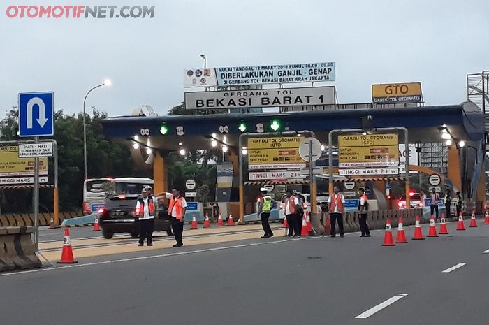 Kondisi gerbang tol Bekasi Barat di hari pertama kebijakan ganjil genap