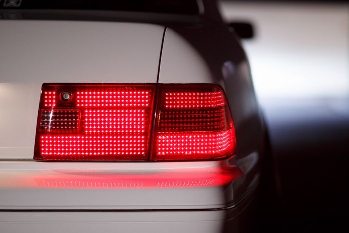 Sektor lampu-lampu Lexus LS400 juga diupgrade biar kekinian