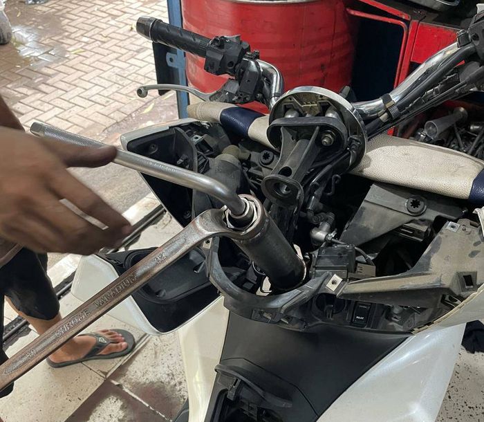 Kebiasaan motor matic sering lewat jalan rusak juga bikin komstir cepat oblak.