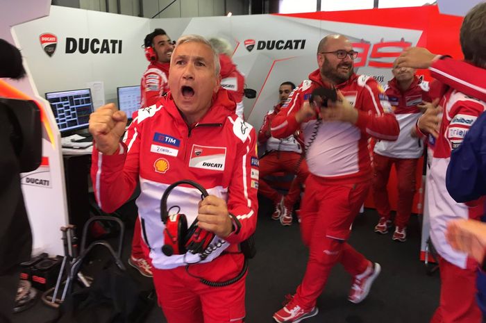 Suasana di garasi tim Ducati ketika Andrea Dovizioso melintas garis finish di sirkuit Motegi, Jepang hari Minggu (15/10/2017)