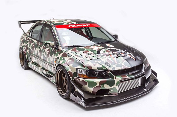 Mitsubishi Lancer Evolution pakai kelir ala Bape