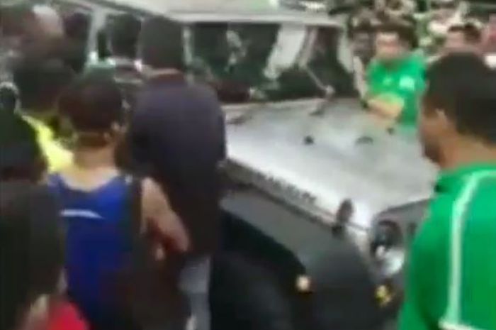 Jeep Wrangler JK terobos acara ajang lari, ternyata sempat tabrak panitia hingga patah tulang