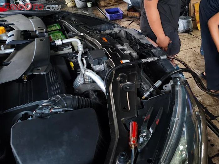 Proses pengecekan mesin mobil