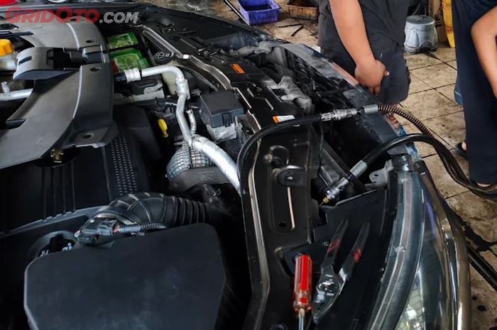 Proses pengecekan mesin mobil