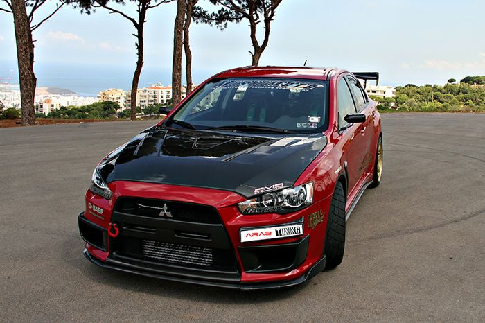 Tampilan depan Mitsubishi Evo X bergaya racing
