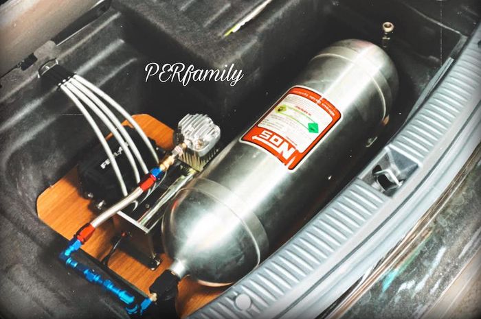 Tabung suspensi udara tersimpan di bagasi Mercedes-Benz C200