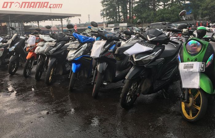 Banyak pedagang motor bekas yang datang ke balai lelang universal