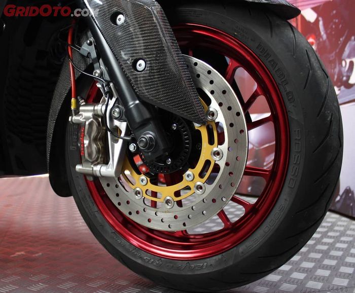 Pelek forged MOS Wheels terpasang di Yamaha XMAX 250.