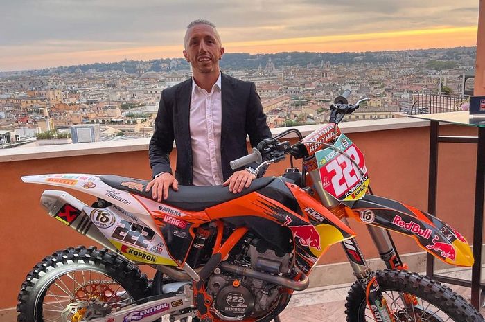 Antonio Cairoli, pemilik sembilan gelar juara dunia dari MXGP menyatakan pensiun dari ajang garuk tanah. MXGP 2021 adalah musim terakhirnya. 