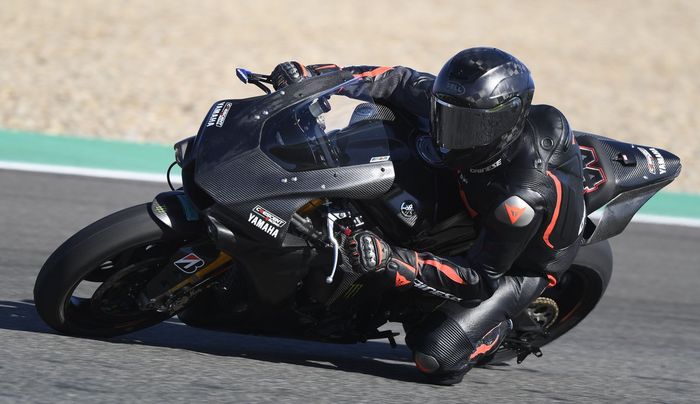 Aksi Lewis Hamitlon di atas YZF-R1 di trek Jerez tak kalah piawainya di balik setir mobil F1