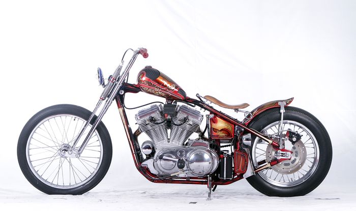 Kelirnya asik nih, pakai aksen batik kontemporer kalau kata pinstriper-nya