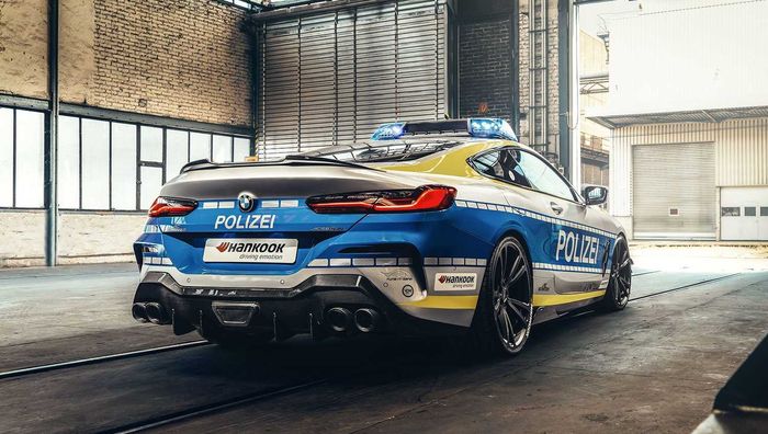 BMW M850i dengan pelek baru ukuran 22 inci model palang 5 ganda
