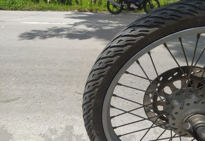 Ilustrasi ban motr bisa cepat gundul di jalan beton.