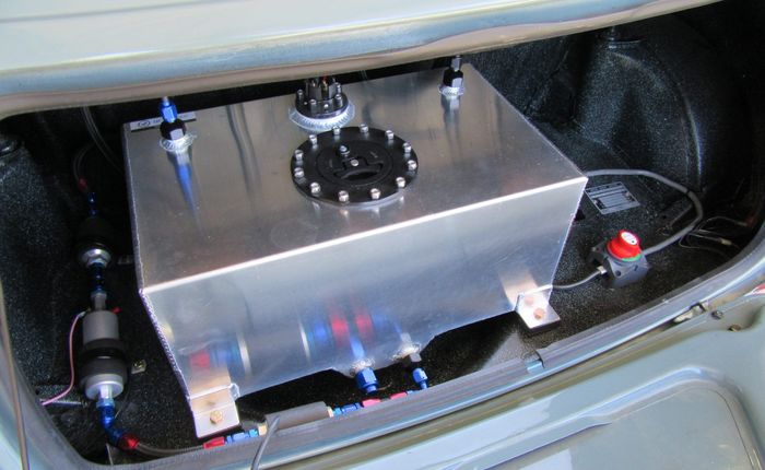 Tangki bahan bakar custom berbahan alumunium di bagian bagasi MINI