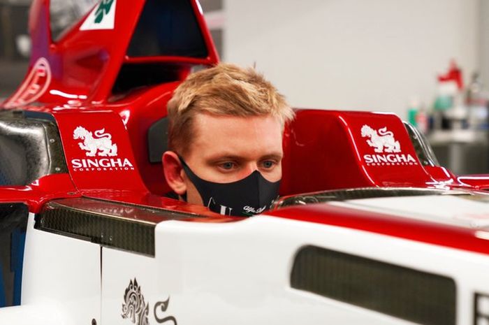 Mick Schumacher di dalam kokpit mobil Alfa Romeo C39, persiapan tampil di sesi latihan F1 Eifel 2020