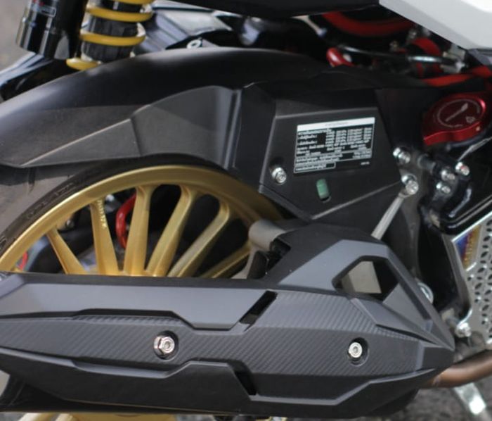 Kaki-kaki Honda Vario 125 tampil lebih kece dengan hugger Honda Air Blade dan cover knalpot copy CMS