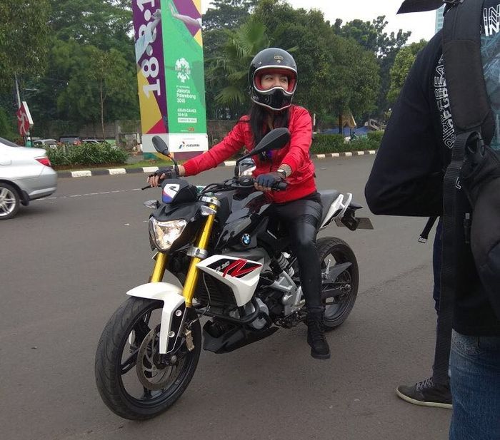 Sheila Marcia di atas BMW G310R
