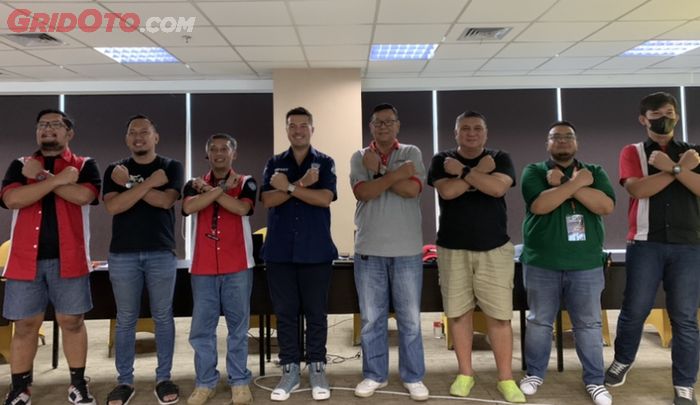 Rifat Sungkar dan para pengurus X-MOC Indonesia turut hadir dalam acara halal bihalal X-MOC 2022.