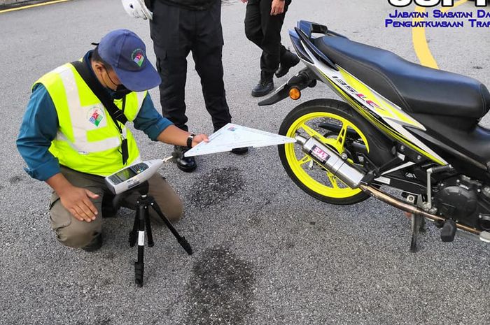 Razia knalpot racing yang dilakukan oleh Departemen Investigasi dan Penindakan Lalu Lintas Malaysia (JSPT) beberapa waktu lalu.